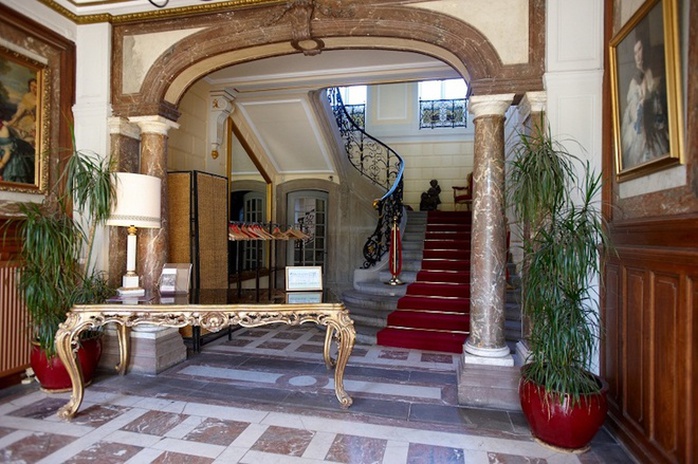 LHotel de Pourtalès là một trong những khách sạn hàng đầu của Paris. Nơi đây chỉ có 9 căn hộ cho giới siêu giàu và những ngôi sao hạng A thuê. Thiết kế nội thất của khách sạn do Mathieu Rupin, một nhà thiết kế lừng danh thực hiện.
