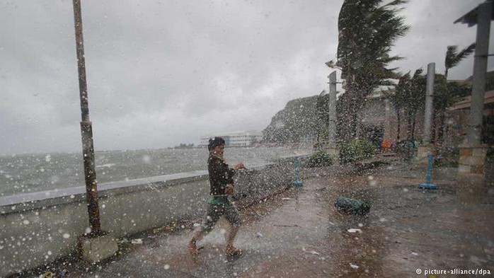 
Philippines sơ tán hàng triệu người vì bão Haima. Ảnh: DPA
