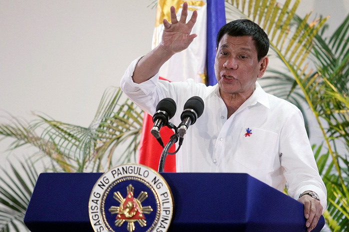 
Tổng thống Rodrigo Duterte trong một cuộc họp báo tại sân bay quốc tế Davao sau chuyến thăm chính thức Nhật Bản Ảnh: REUTERS
