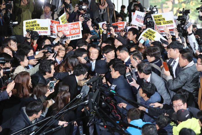 Bà Choi Soon-sil trở thành tâm điểm của báo chí tại Văn phòng công tố ngày 31-10. Ảnh: AP