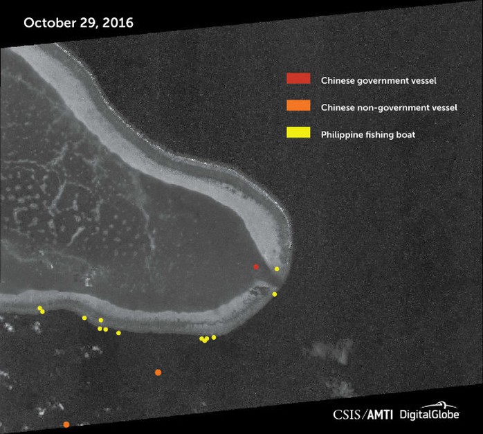 
Hình chụp bãi cạn Scarborough qua vệ tinh hôm 29-10 (Chấm vàng là tàu Philippines, chấm đỏ là tàu hải cảnh Trung Quốc, chấm cam là tàu dân sự Trung Quốc). Ảnh: CSIS
