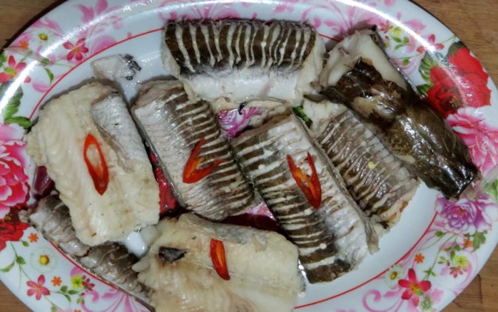 Đĩa cá lạt vớt ra khỏi nồi canh chua - Ảnh: Minh Kỳ