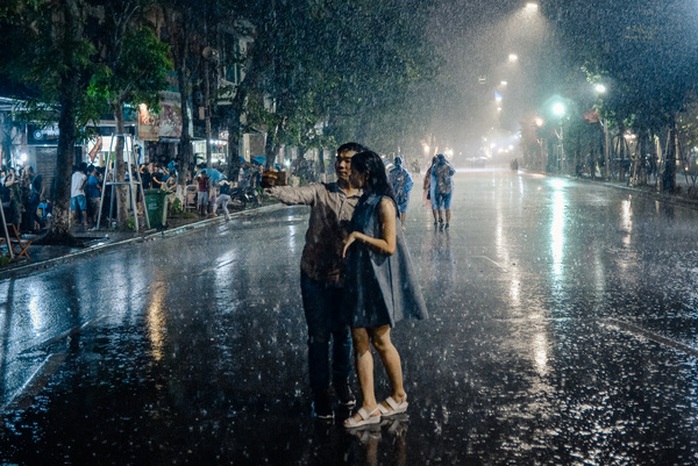 
Trong cơn mưa, đôi nam nữ vẫn bình tâm nán lại để tự sướng.
