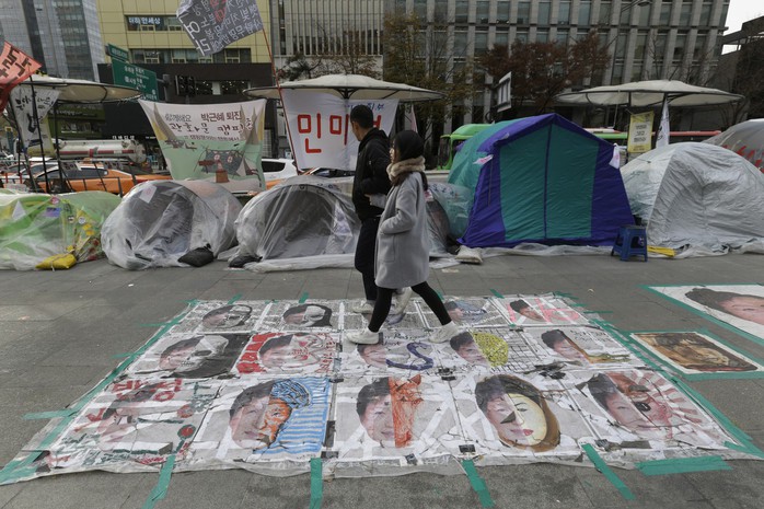 
Hình ảnh Tổng thống Hàn Quốc Park Geun-hye trên đường phố Seoul ngày 23-11 Ảnh: AP
