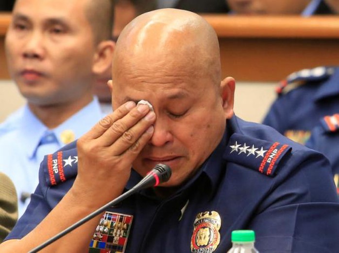 
Cảnh sát trưởng quốc gia Philippines Ronald Dela Rosa bật khóc khi trả lời các câu hỏi ở Thượng viện ngày 23-11. Ảnh: REUTERS
