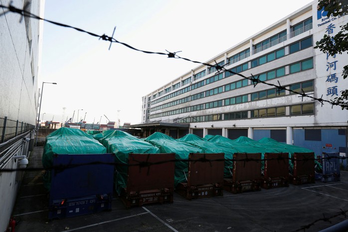 
9 xe bọc thép của Singapore bị thu giữ tại Hồng Kông. Ảnh: REUTERS

