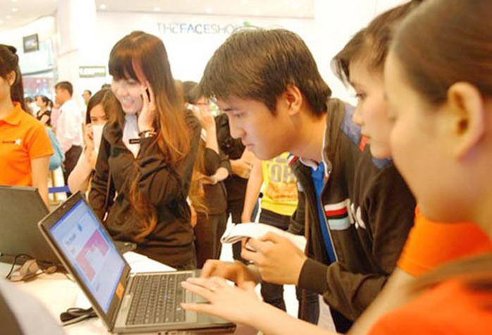 Chen nhau mua sắm ngày Online Friday. Ảnh: DĐDN.