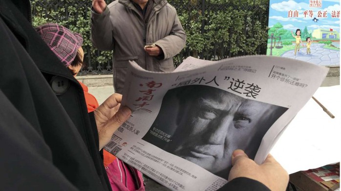 
Ông Trump trên báo Trung Quốc ngày 10-11 Ảnh: AP
