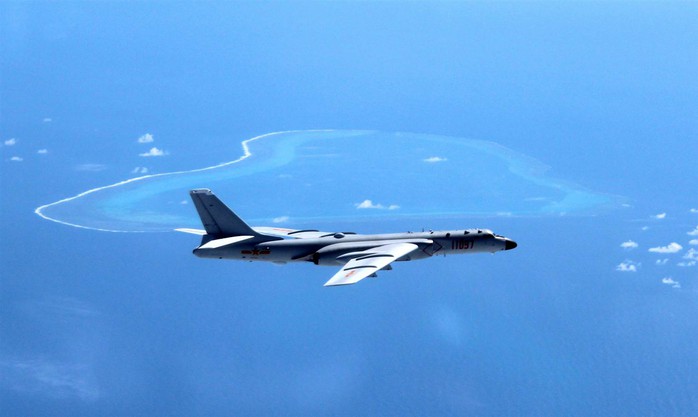 
Bức ảnh không rõ ngày tháng cho thấy máy bay ném bom chiến lược tầm xa H-6K đang bay tuần tra ở biển Đông. Ảnh: AP
