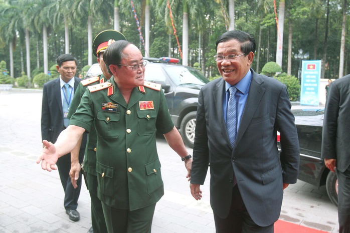 
Thủ tướng Hun Sen đến Bộ Tư lệnh Quân khu 7 chiều 21-12. Ảnh: H.TRIỀU
