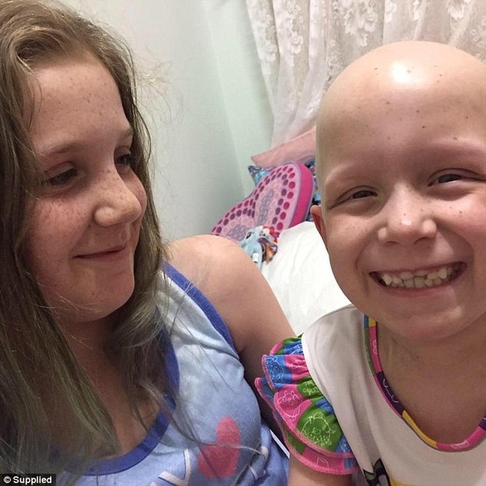 Bé Hayley Brown 7 tuổi đã bị rụng hết tóc và lông mi sau 6 tháng hóa xạ trị.