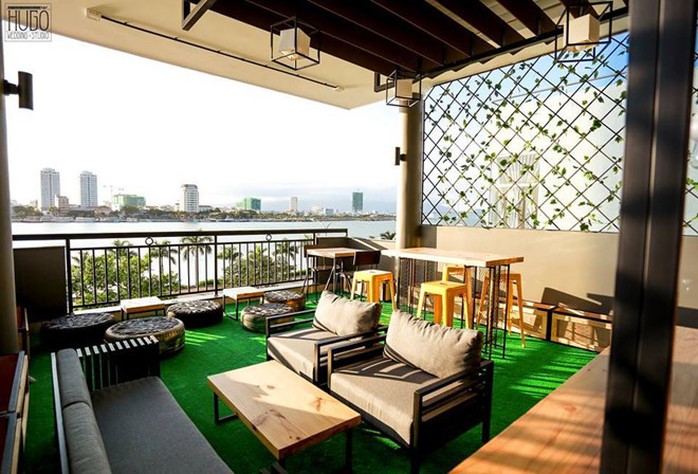 Hostel còn có khu thư giãn trên sân thượng, là nơi du khách gặp gỡ, tán gẫu, thưởng thức cà phê, cùng nhau ngắm nhìn cảnh đẹp thành phố khi bình minh lên hay hoàng hôn xuống. Ảnh: Backpack.