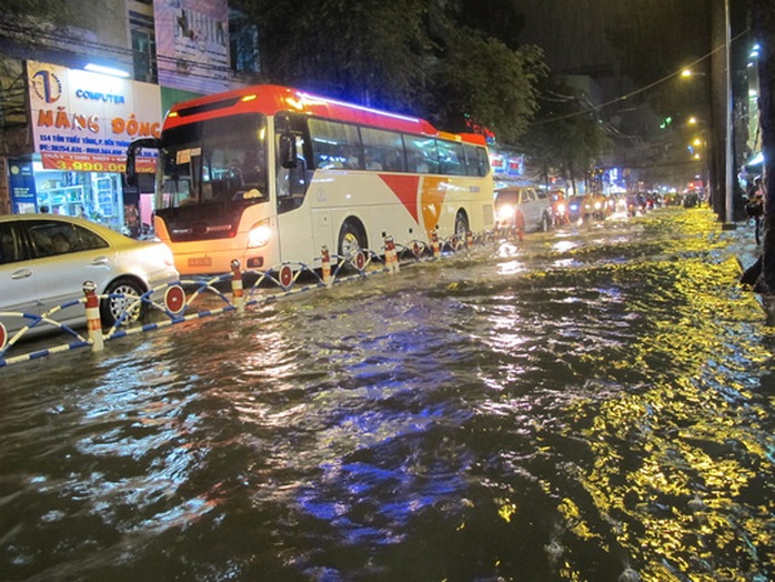 
Đường Tôn Thất Tùng (phường Bến Thành, quận 1) ngập nước
