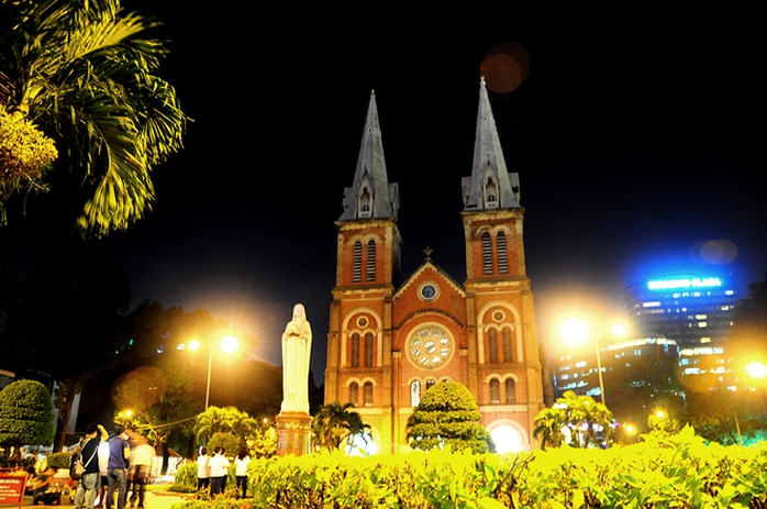 

 

Nhà thờ Đức Bà sẽ là nơi tập trung đông người đến tham quan và làm lễ nhất trong đêm giáng sinh tại Sài Gòn.

 

