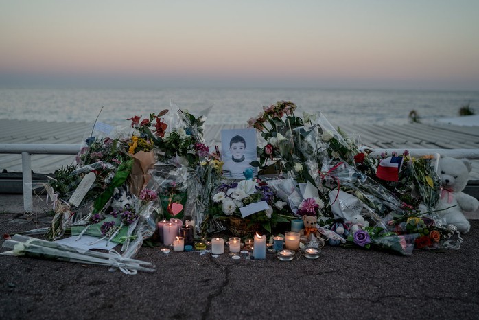 Tưởng niệm nạn nhân thiệt mạng trong vụ tấn công khủng bố ở TP Nice - Pháp hôm 16-7. Ảnh: New York Times