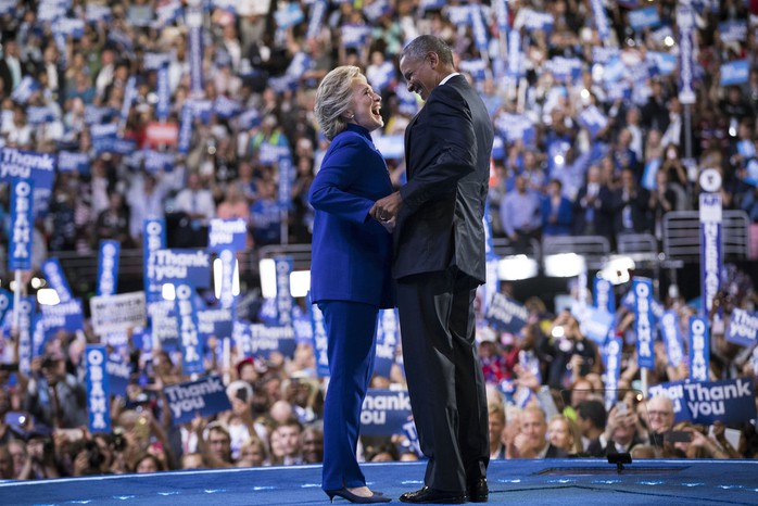 Bà Hillary Clinton (trái) và Tổng thống Barack Obama tại Đại hội đảng Dân chủ hôm 27-7. Ảnh: New York Times