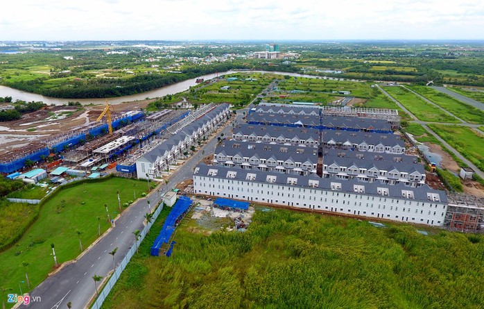 Park Riverside là dự án nhà phố – biệt thư khép kín cách Villa Park khoảng 500 m, trải rộng trên diện tích hơn 17,7 ha, với 2 mặt giáp sông trải dài lên đến 1 km. Dự án gồm 374 căn nhà phố, 170 Biệt thự với diện tích đa dạng từ dưới 100 m2 đến hơn 600 m2.
