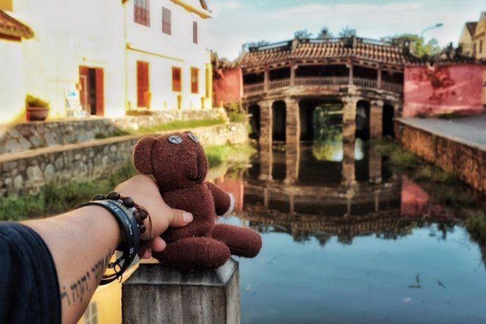 
Gấu Teddy tay trong tay dạo phố cổ Hội An, Quảng Nam (Ảnh: IT).
