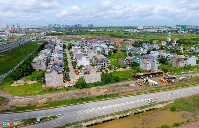 Trái ngược với các khu biệt thự, tại khu vực này nhiều khu dân cư cũng được quy hoạch, xây dựng nhưng số phận lại rất hẩm hiu. Trong ảnh, dự án Khang An nằm bên đường vành đai 2 và cao tốc TP HCM - Long Thành - Dầu Giây có quy mô hơn 11 ha, gồm 350 nền biệt thự song lập và đơn lập, nhà liên kề kết hợp với khu thương mại và chung cư cao 9 tầng đang bị bỏ hoang gần chục năm nay.
