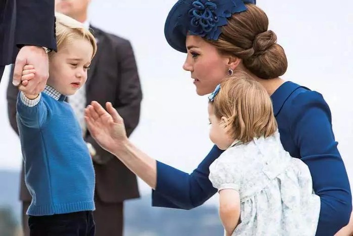 Hoàng tử George và mẹ tại sân bay hôm 24-9 Ảnh: REUTERS