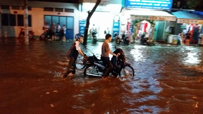 Nước ngập trên đường Thống Nhất (quận Tân Phú) - Ảnh bạn đọc Minh Thanh