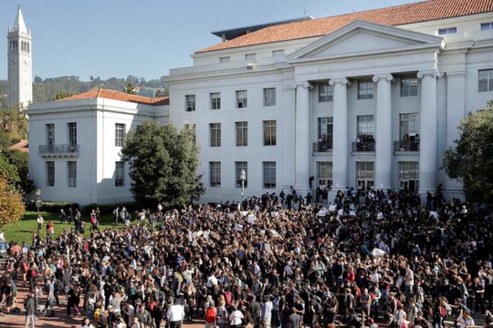 
Học sinh, giáo viên ở California biểu tình phản đối ông Trump. Ảnh: Reuters
