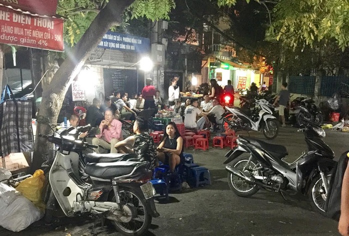 Một góc con phố tấp nập người dừng xe ăn xiên nướng tự chọn