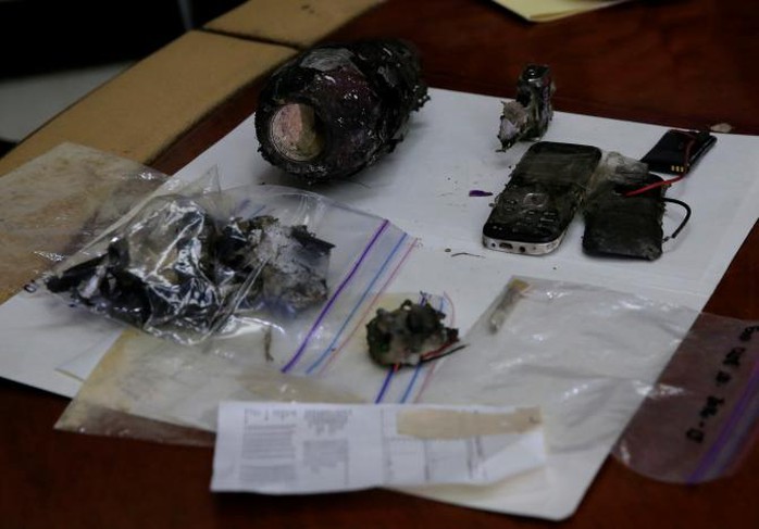 Những phần của vật thể được cho là bom tự chế Ảnh: REUTERS