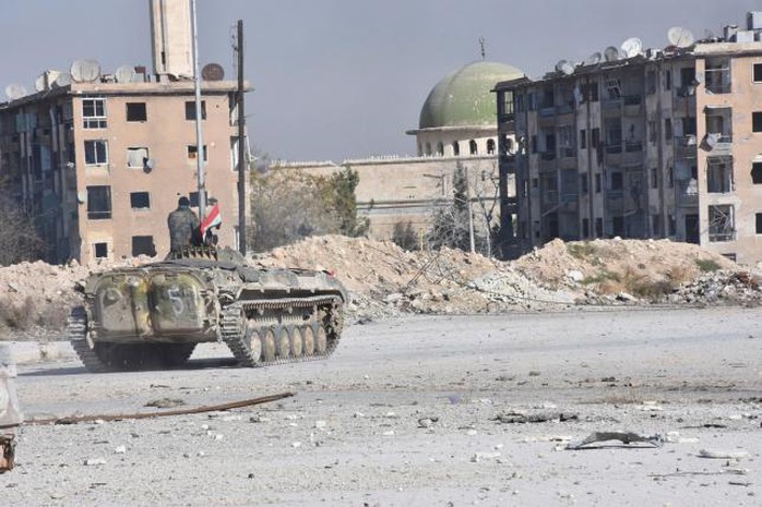 
Quân chính phủ Syria xuất hiện gần một nhà thờ Hồi giáo sau khi kiểm soát được khu Al-Haidariya của TP Aleppo (Syria). Ảnh: REUTERS
