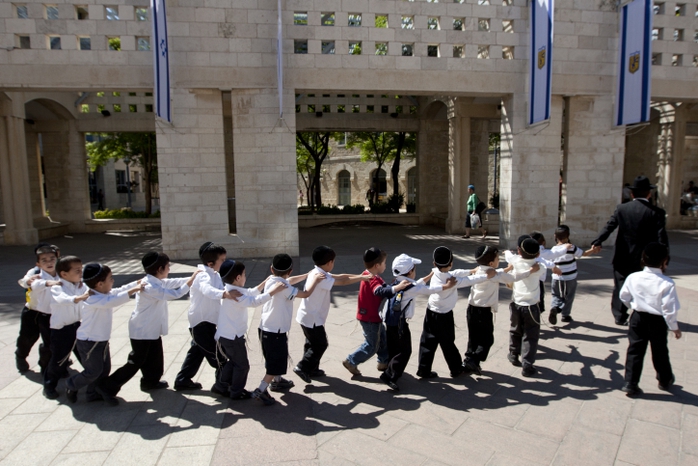 
Ngay từ nhỏ những đứa trẻ Do Thái đã được dạy phải biết đoàn kết và giúp đỡ những người xung quanh.
