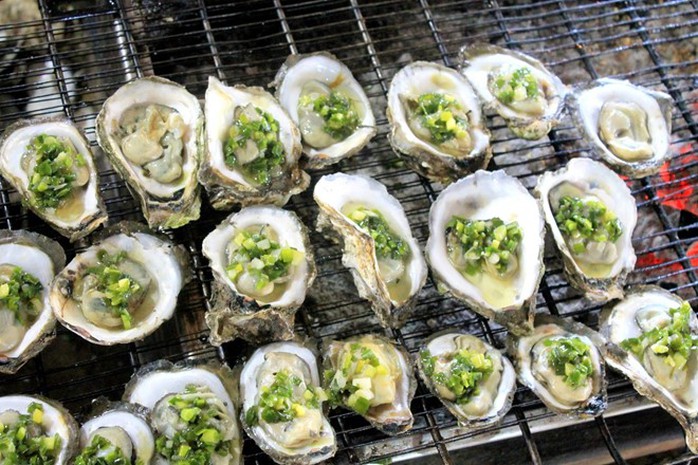 Hải sản tươi ngon ngay trên đảo. Ảnh: Phước Bình.