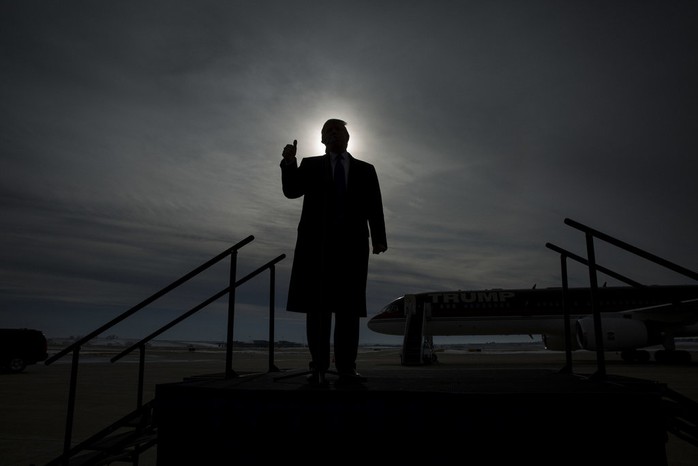 
Tổng thống Mỹ đắc cử Donald Trump phát biểu tại sân bay Dubuque, bang Iowa vào ngày 30-1-2016. Ảnh: New York Times.
