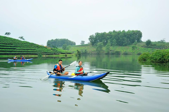 Đi thuyền là cách duy nhất để đến với các đảo chè. Và với nhiều du khách phương tiện này thậm chí còn mang đến cảm giác thích thú, hứng khởi (Ảnh: Minh Móm Mém).