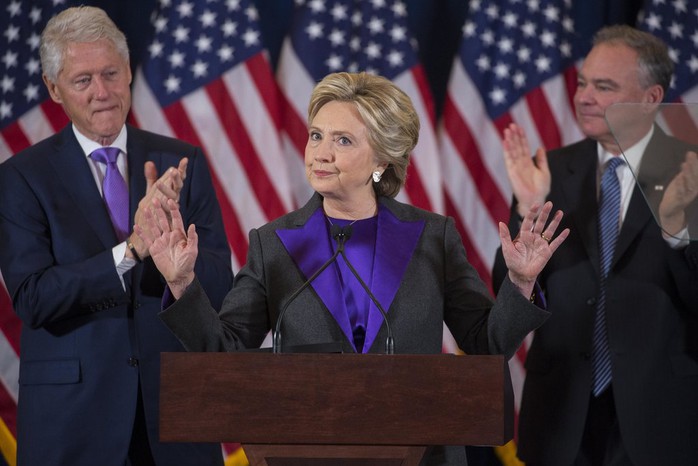 Bà Hillary Clinton phát biểu sau khi thất bại trong cuộc bầu cử. Ảnh: New York Times