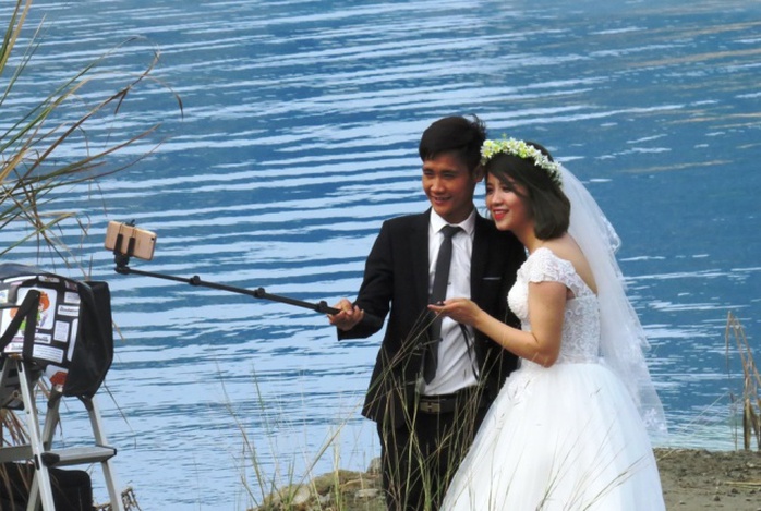 
Lập gia đình đã lâu, nhưng hai vợ chồng trẻ đến từ Hải Phòng quyết định chụp lại ảnh cưới ở hồ nước xanh
