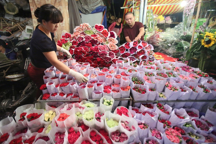 
Nhiều loài hoa lan được đóng vào hộp bảo quản trong thùng lạnh từ nước ngoài về cũng có mặt.

 


Phải có mặt từ tờ mờ sáng thì mới thấy được sự hấp dẫn của chợ hoa Quảng Bá. Hoa ở đây bạt ngàn, đủ các loại như hoa hồng, cúc, thược dược… tươi thắm đủ sắc màu.

 


Một bó hoa lys tại chợ có giá từ 70.000 đến 200.000 đồng, hoa layơn cũng chỉ từ 40.000 đồng/chục bông.

 


Người mua hoa thường xuyên là những chủ cửa hàng hoa lớn nhỏ khắp thủ đô, thỉnh thoảng ngày rằm mùng 1 hay ngày lễ 8/3, 20/10 luôn có lượng khách đột xuất đến chợ để ngắm, để kinh doanh thời vụ.

 


Ngày thường, chợ chỉ họp vào ban đêm. Nhưng những ngày cuối năm, chợ hoạt động cả đêm lẫn ngày bởi lượng người đổ về mua sắm rất đông, đặc biệt là vào ngày 29 và 30 tháng Chạp.

 


Tiểu thương nhỏ luôn có mặt tại chợ từ rất sớm, nhanh chóng chọn hoa để mang đi tiêu thụ ở các chợ cóc, chợ tạm hay vào các shop hoa lớn.

 


Những gánh hàng hoa, chiếc xe đạp chọn thời điểm tờ mờ sáng để chất đầy những bó hoa màu sắc để trôi len lỏi trên phố phường Thủ đô.

 






