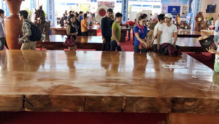 Nhiều đại gia Hà Nội lóa mắt với những chiếc phản tiền tỉ này.