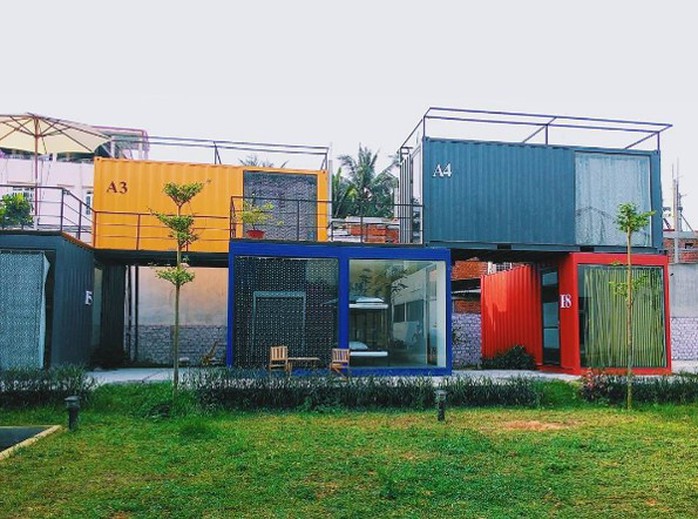 Packo Hostel (đường Lâm Hoành) là nhà nghỉ container với 16 phòng với nhiều màu sắc rực rỡ, ngay sát biển Mỹ Khê. Lưu trú tại đây, du khách sẽ được nghỉ ngơi trong những căn phòng sơn màu xinh xắn, giữa khoảng đất đầy cỏ xanh rất thoáng mát, yên bình. Ảnh: Booking.