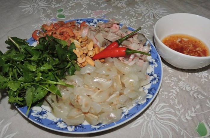 Nguyên liệu sẵn sàng cho món gỏi bòn bon - Ảnh: Thanh Ly