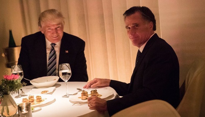 Ảnh chụp bữa tối cho thấy ông Trump cười, còn ông Romney chỉ nhoẻn miệng lan truyền trên mạng xã hội Twitter. Ảnh: TWITTER