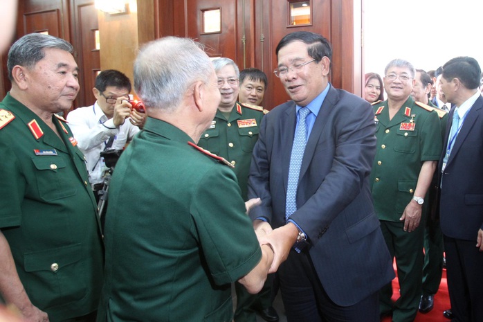 Ông Hun Sen ôn lại kỷ niệm cũ với đại biểu cựu binh quân tình nguyện Việt Nam làm nghĩa vụ quốc tế ở Campuchia. Ảnh: H.TRIỀU