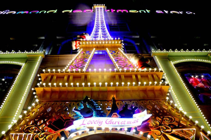 

 

Mô hình tháp Eiffel khổng lồ sáng rực đèn tại trung tâm Sài Gòn.

 



 

Nhiều bạn trẻ tranh thủ làm dáng check-in Giáng sinh tại khu trung tâm.

 



 

Trẻ em cũng theo bố mẹ xuống phố.

 



 

Lưu lại hình ảnh làm kỷ niệm.

 



 

Tại quận Tân Bình và khu xóm đạo quận 8, các tuyến phố cũng bắt đầu chuẩn bị đón Noel. Riêng tại công viên văn hóa Đầm Sen, nhiều công trình đón Giáng sinh đã bắt đầu lên đèn đón khách.

 



 

Những chú người tuyết ngộ nghĩnh trong ánh sáng huyền ảo.

 



 

Con đường ánh sáng ấm áp với tông màu tím hồng.

 



 

Nhiều hang đá khổng lồ cũng đang dần hoàn tất để kịp đón Noel. So với những năm trước, Sài Gòn năm nay ít lạnh, tuy nhiên không vì thế mà không khí Noel kém tưng bừng.

 



 

Phố đi bộ Nguyễn Huệ lung linh đèn hoa chào Giáng sinh.

 



 

Nhà thờ Đức Bà sẽ là nơi tập trung đông người đến tham quan và làm lễ nhất trong đêm giáng sinh tại Sài Gòn.

 



















