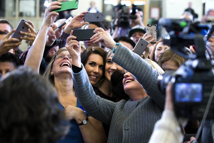 
Ứng viên tổng thống đảng Dân chủ Hillary Clinton chụp ảnh cùng những người ủng hộ ở bang Iowa - Mỹ hôm 31-1-2016. Ảnh: New York Times
