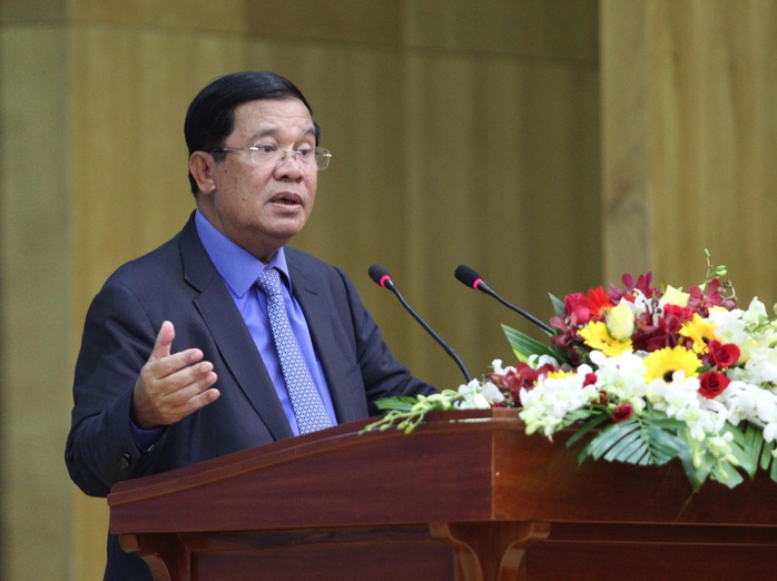 Thủ tướng Hun Sen phát biểu tại hội trường Bộ Tư lệnh Quân khu 7. Ảnh: H.TRIỀU