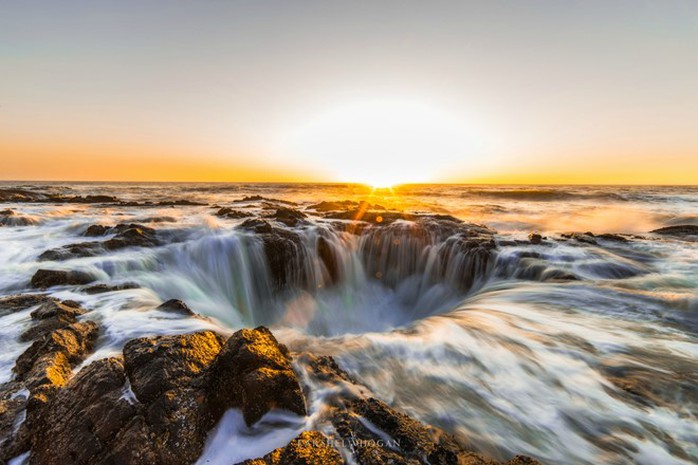 Theo Gary Hayes của trang Traveloregon.com, Giếng thần Thor ban đầu có thể là một hang biển, sau đó một phần trần hang sụp xuống và bị nước biển xói mòn. Anh cũng khuyến cáo du khách không nên tới quá gần giếng để đảm bảo an toàn. Ảnh: Reddit.