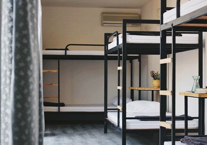 Nơi đây có 4 loại phòng, với giá phòng từ 180.000 đồng/người. Phòng ngủ được lát sàn gỗ, giường tầng chắc chắn, thoáng mát. Khu vệ sinh chung sạch sẽ đầy đủ tiện nghi được chia tách biệt cho nam và nữ. Ảnh: Booking.