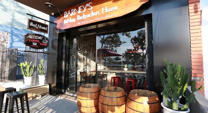 Barney’s Backpackers House nằm ở đường Nguyễn Chí Thanh là hostel kết hợp với quán cà phê, nằm bên cạnh sông Hàn thơ mộng. Ảnh: Backpack.