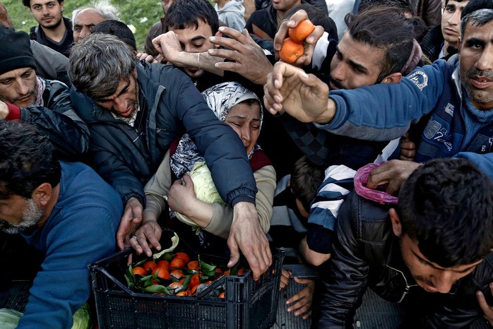 Thực phẩm được phân phát tại một trại tị nạn ở Hy Lạp. Hơn 40.000 người di cư bị mắc kẹt ở Hy Lạp khi tuyến đường chính đến Đức bị đóng cửa hôm 11-3. Ảnh: EPA