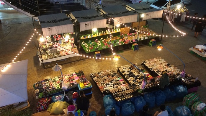 
Chợ đêm UD Town là điểm đến sôi động bậc nhất ở thành phố này. Tại đây có hàng ngàn gian hàng bán đồ lưu niệm, quần áo, túi, giày dép và đồ ăn. Rất nhiều bạn trẻ chọn đến đây mua sắm, ăn tối và massage chân sau một buổi khám phá. Ảnh: Vy An.
