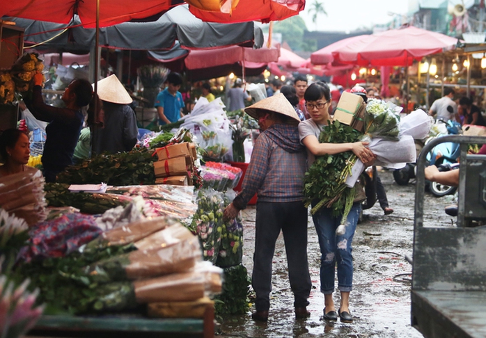 
Ngày thường, chợ chỉ họp vào ban đêm. Nhưng những ngày cuối năm, chợ hoạt động cả đêm lẫn ngày bởi lượng người đổ về mua sắm rất đông, đặc biệt là vào ngày 29 và 30 tháng Chạp.

 


Tiểu thương nhỏ luôn có mặt tại chợ từ rất sớm, nhanh chóng chọn hoa để mang đi tiêu thụ ở các chợ cóc, chợ tạm hay vào các shop hoa lớn.

 


Những gánh hàng hoa, chiếc xe đạp chọn thời điểm tờ mờ sáng để chất đầy những bó hoa màu sắc để trôi len lỏi trên phố phường Thủ đô.

 


